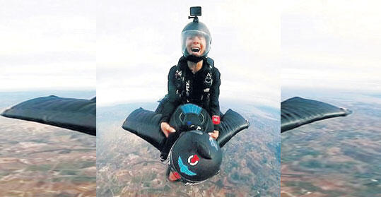 Sevgilisinin sırtında uçtu