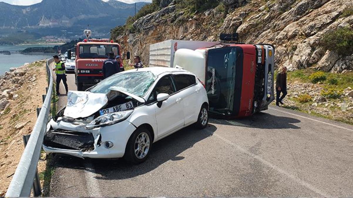 Seyir halindeki kamyonet, karşı yönden gelen otomobile çarptı: 6 yaralı
