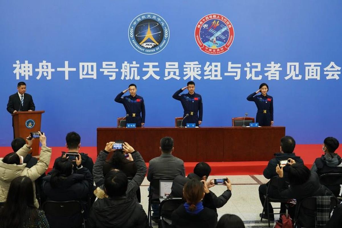 Shenzhou-14 Astronotları Dünya'ya Döndüklerinden Bu Yana İlk Kez Basınla Buluştu