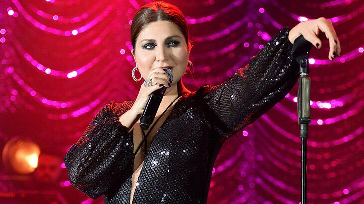 Sibel Can'a üç bin kişilik koro eşlik etti