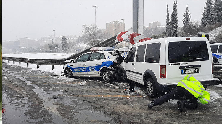 FSM Köprüsü'nde kaza! Polis aracı bariyerlere sıkıştı