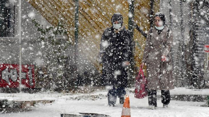 Kar kalınlığı 15 santimetreye ulaştı! Kentte kayak keyfi