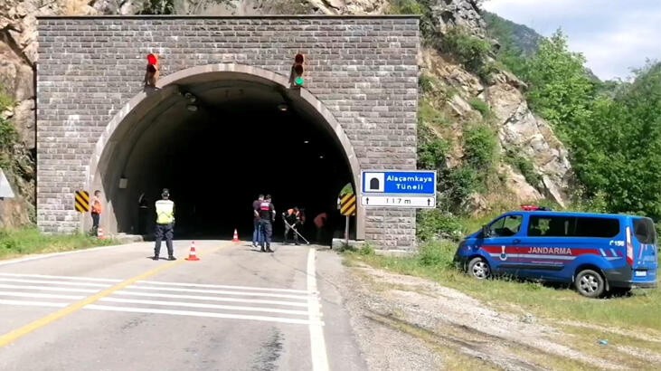 Karabük'te ölüm tüneli! İki otomobil kafa kafaya çarpıştı