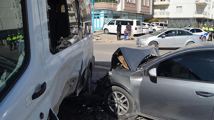 Öğrenci servisiyle otomobil çarpıştı! 7'si öğrenci 10 kişi yaralandı