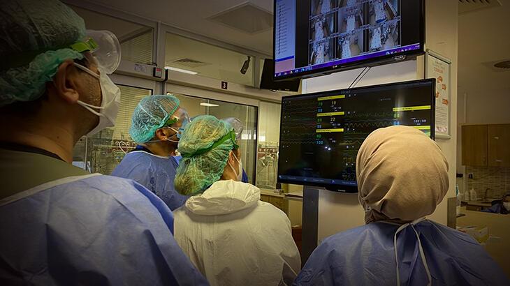 Türkiye'de son 24 saatte 22 bin 556 yeni vaka!