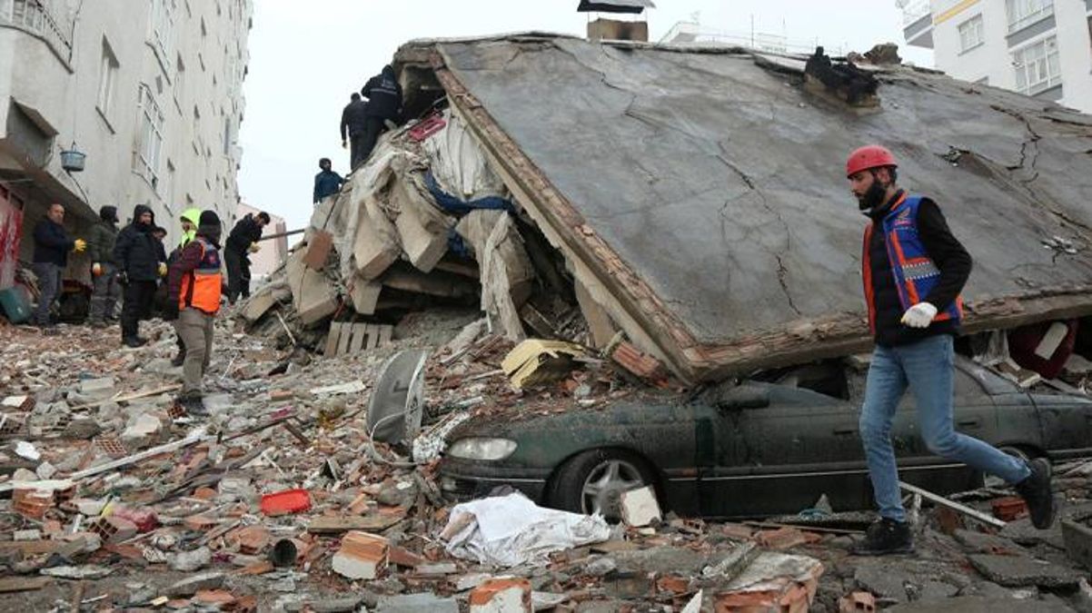 Depremlerde can kaybı 5 bin 894'e yükseld