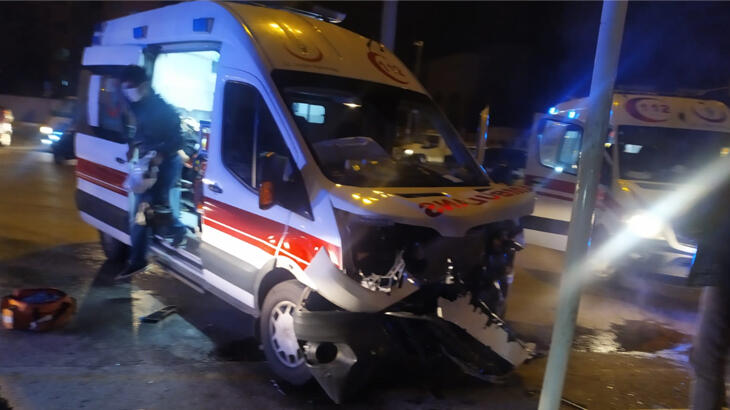 Ambulans ile otomobil çarpıştı! Çok sayıda yaralı var