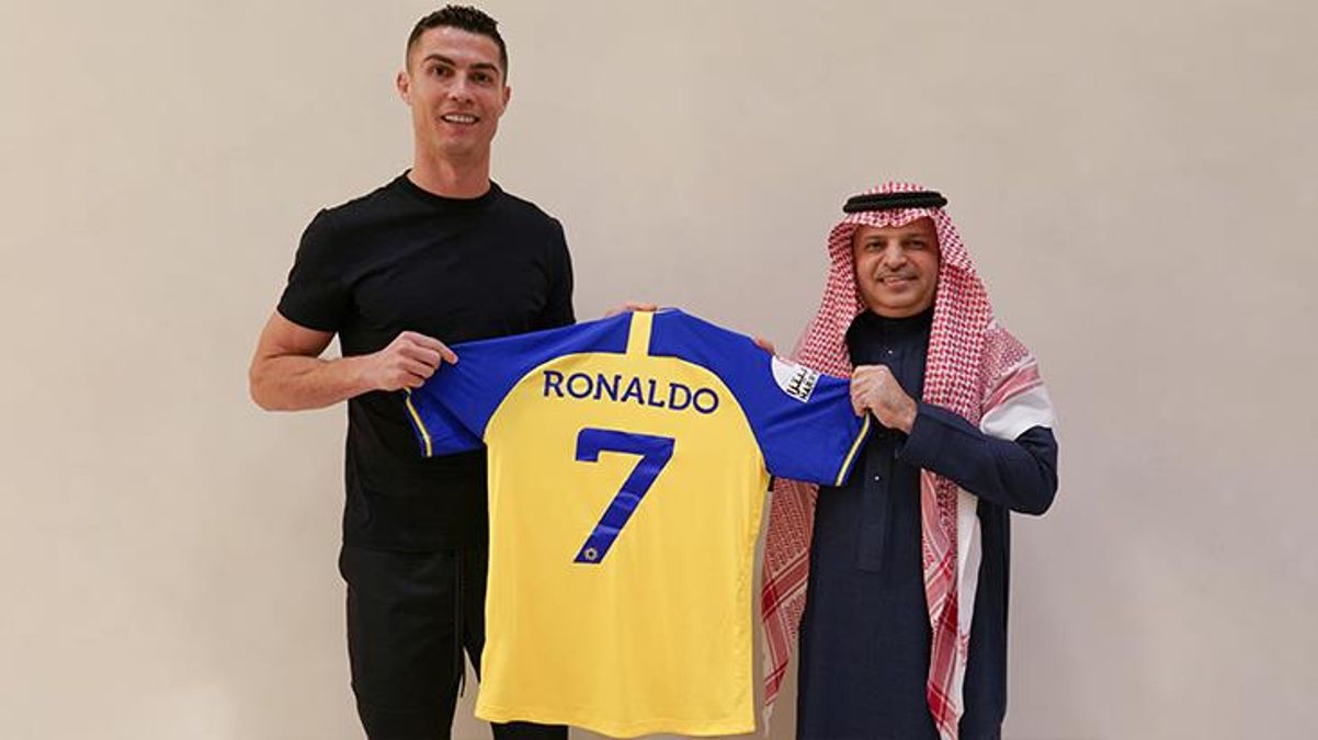 Cristiano Ronaldo resmen Al-Nassr'da! Futbol tarihinin en büyük yıllık ücretini kazanacak