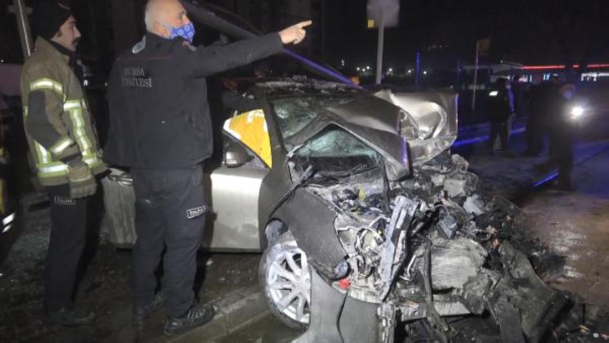 Kontrolden çıkan otomobil önce otobüse çarptı sonra durağa daldı: 1 ölü, 1'i ağır 4 yaralı