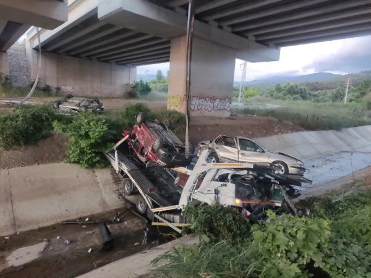 Otomobil taşıyan TIR viyadükten uçtu: 1 ağır yaralı