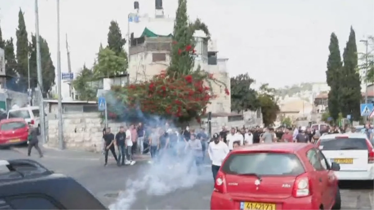 İsrail polisi, Kudüs'te cuma namazı kılanların üzerine gaz fişeği attı