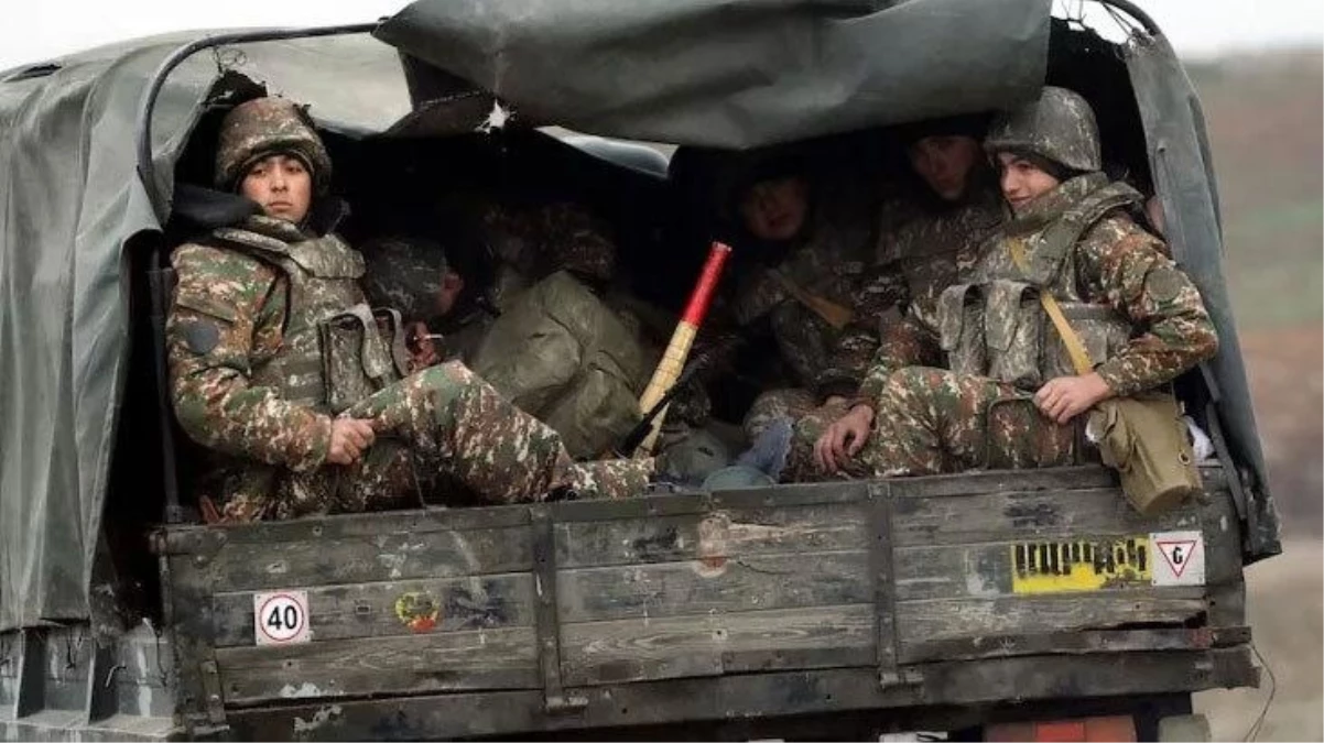 Karabağ'daki Ermeni güçleri, 6 zırhlı araç ve 800'den fazla silahı teslim etti