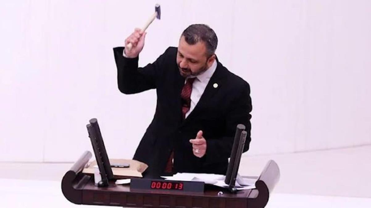 Sosyal medya yasasını protesto eden CHP'li vekil, Meclis'te çekiçle telefonunu kırdı