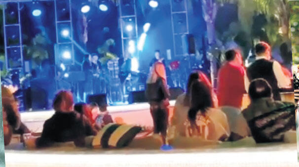 Sosyal mesafesiz  konser verdi