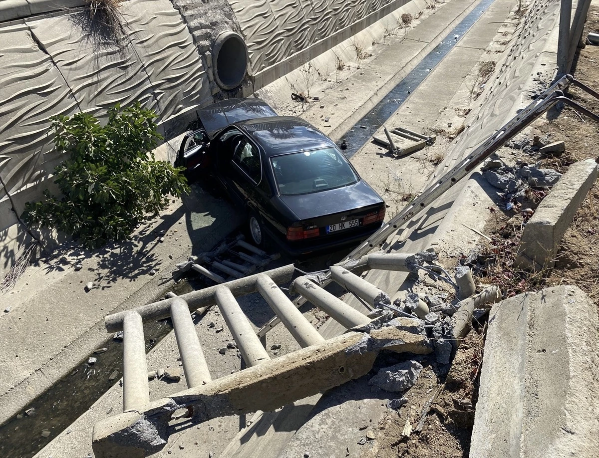 Sultanbeyli'de Yüksekten Kanala Düşen Otomobilin Sürücüsü Yara Almadan Kurtuldu