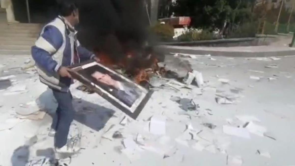 Suriye'de hareketli saatler! Halk valilik binasına girdi, güvenlik güçleri ateş açtı