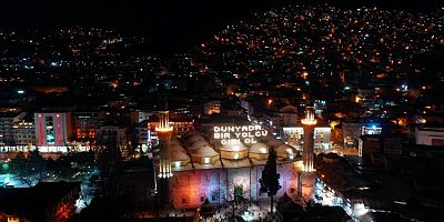 400 yıllık gelenek: Bursa Ulu Cami'ye Ramazan mahyası asıldı!