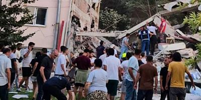 6.1'lik  deprem sonrası Balıkesir'de bina çöktü!