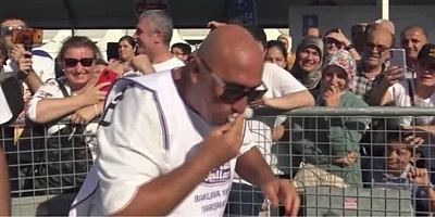 6 dakikada 44 dilim baklava yiyen tam altın kazandı