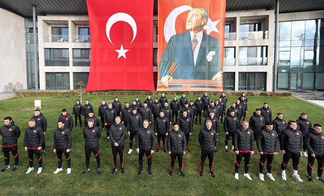 A Milli Futbol Takımı, Atatürk'ü andı