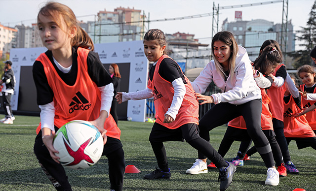 Adidas ve Kızlar Sahada'dan