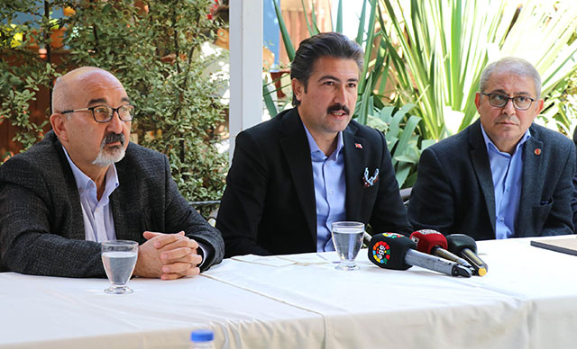 AK Parti'li Özkan: Ucubelikte yarışan heykeller derhal kaldırılmalı
