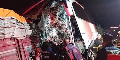 Amasya'da kamyon ile yolcu otobüsü çarpıştı: 2 ölü, 19 yaralı