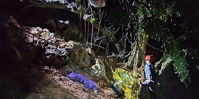 Antalya'da yamaç paraşütü yapan turist kayalıklara düştü