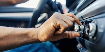 Arabaya biner binmez radyoyu açmayın!