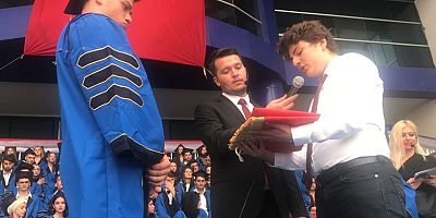 Asal'da diploma sevinci ve bayrak devri