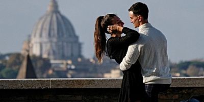 Avustralya'da virüs için ilişki yönergeleri! Öpüşmeyin, yeni biriyle tanışmayın