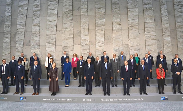 Bakan Akar NATO aile fotoğrafı çekimine katıldı