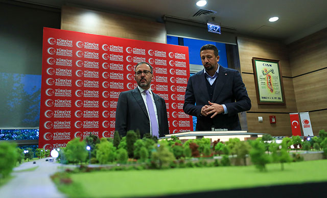 Bakan Kasapoğlu ve TBF Başkanı Türkoğlu, Basketbol Gelişim Merkezi Projesi için toplantı yaptı