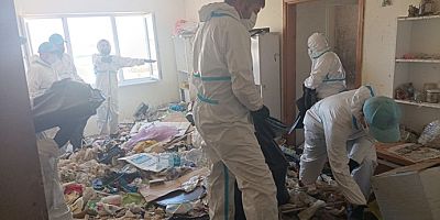 Balkan Mahallesi’nde evden 28 ton çöp çıkarıldı