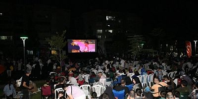Başkan Aydın, Güneştepe'de çocuklarla açık hava sinemasında buluştu