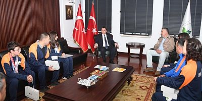 Başkan Aydın şampiyon sporcuları ağırladı