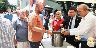Başkan Aydın vatandaşlara aşure dağıttı