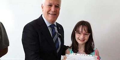 Başkan Bozbey, öğrencilerin karne sevincine ortak oldu