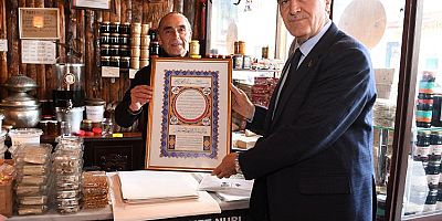 Başkan Dündar’a yenilediği çarşıda büyük ilgi