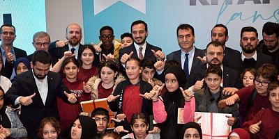 Başkan Dündar, TÜGVA'nın etkinliğinde öğrencilerle bir araya geldi