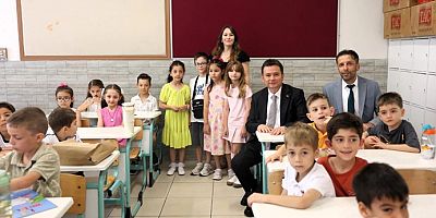 Başkan Erkan Aydın Öğrencilere Karnelerini Verdi