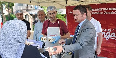 Başkan Erkan Aydın Vatandaşlara Aşure İkram Etti
