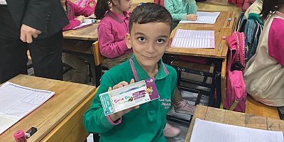 Başkan Tanır, öğrencilere diş macunu ve diş fırçası hediye etti