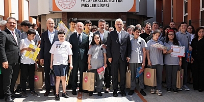 Başkan Vekili Biba, öğrencilerin karne heyecanına ortak oldu