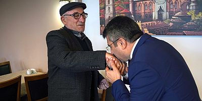 Başkan Yılmaz'dan ilkokul öğretmenine sürpriz