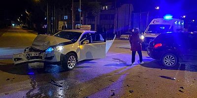 Bolu'da 2 Otomobil Çarpıştı: 1 Kişi Yaralandı