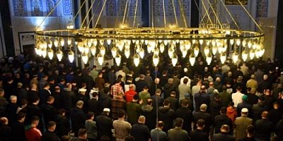 Bursa Büyükşehir Belediyesi Teravih namazı sonrası tatlısını Bursalılarla yiyecek