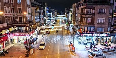 Bursa caddeleri 'Ramazan' için süslendi