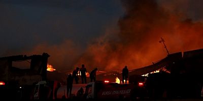 Bursa'da 10 fabrikayı etkileyen yangın kontrol altına alındı