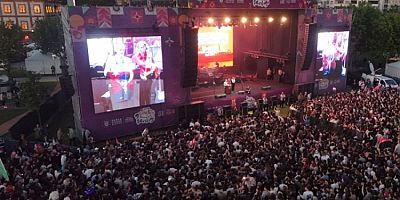 Bursa’da 19 Mayıs coşkusu ‘Mor ve Ötesi’ ile zirve yaptı